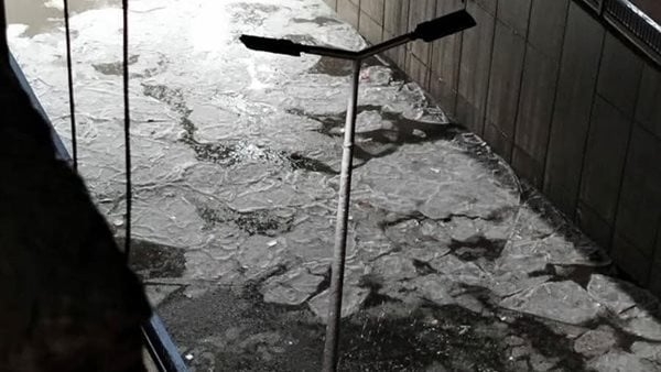 غرق الشوارع وسقوط لوحات إعلانية.. ماذا يحدث فى الإسكندرية؟