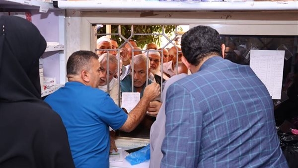 محافظ دمياط يتابع صرف أدوية التأمين الصحي بنفسه (صور)