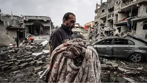أهالى غزة يستقبلون أول أيام العيد بالجوع والدم: «لا خبز.. لا ماء.. ولا لحوم»