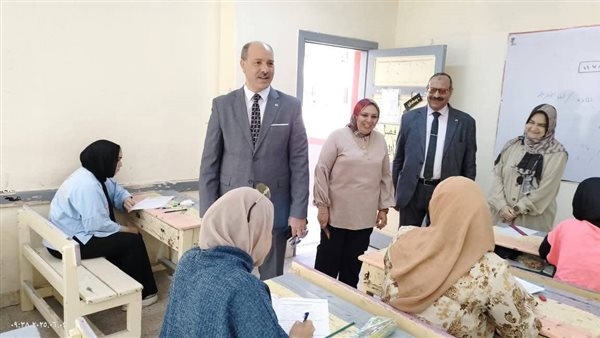 وكيل "تعليم الإسكندرية" يتابع نتيجة تصحيح العينة العشوائية في آخر أيام امتحانات الإعدادية