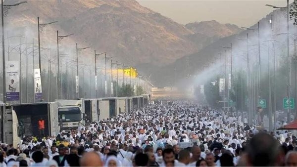 زمن السوشيال ميديا.. جدل حول تصوير الحجيج أنفسهم "لايف" أثناء أداء المناسك
