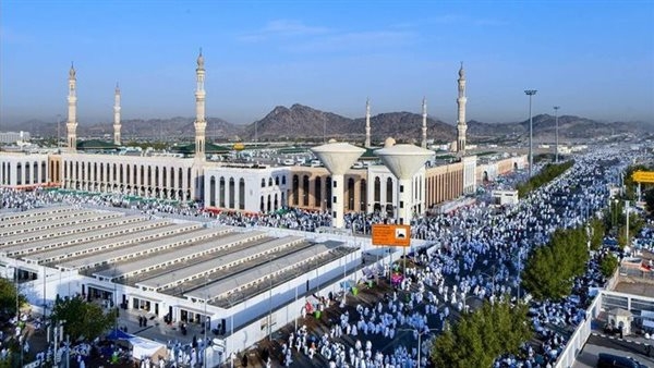 حجاج بيت الله الحرام يؤدون صلاتي الظهر والعصر في مسجد نمرة