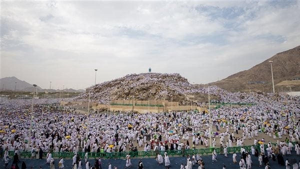 موفد "القاهرة الإخبارية" يرصد رمى الحجاج جمرة العقبة الكبرى