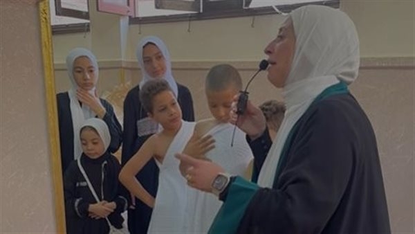 الأطفال بملابس الإحرام.. واعظة بالأوقاف تشرح مناسك الحج بالمجسمات داخل مسجد موسى بن نصير (صور)