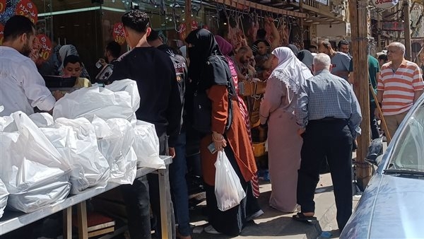 إقبال ملحوظ على محلات الجزارة لشراء اللحوم قبل عيد الأضحى