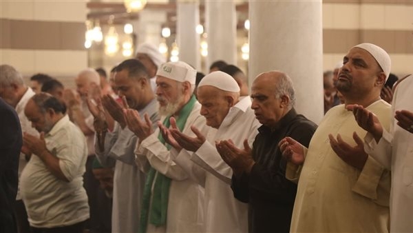 مسجد السيدة زينب يمتلئ بالمصلين فى صلاة الفجر.. واستعدادات لعيد الأضحى (صور)