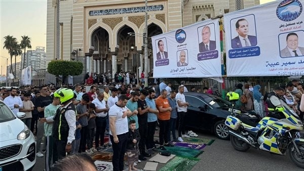 محافظ الدقهلية يؤدى صلاة عيد الأضحى وسط الاهالى فى مسجد النصر بالمنصورة