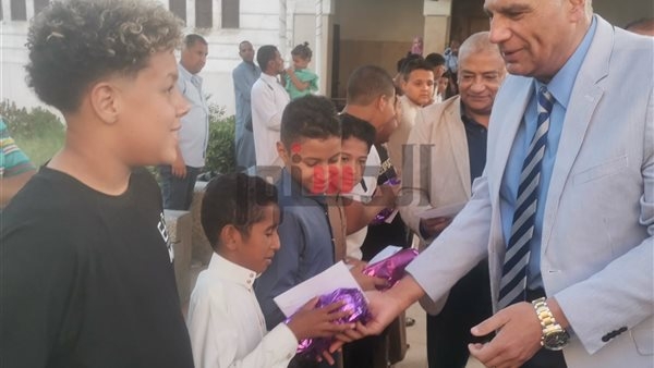 عقب صلاة عيد الأضحى.. محافظ أسوان يوزع كروت الهدايا والعيدية على الأطفال الأيتام (بث مباشر)