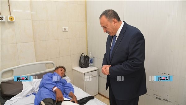 محافظ أسيوط يزور المستشفيات لتهنئة المرضى بعيد الأضحى