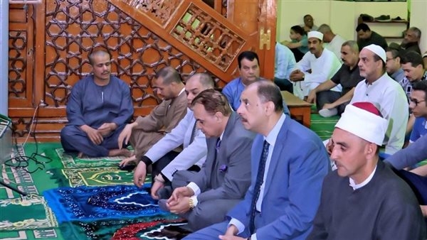 محافظ سوهاج يؤدي صلاة الجمعة بمسجد الشرطة ويلتقي المواطنين عقب الصلاة