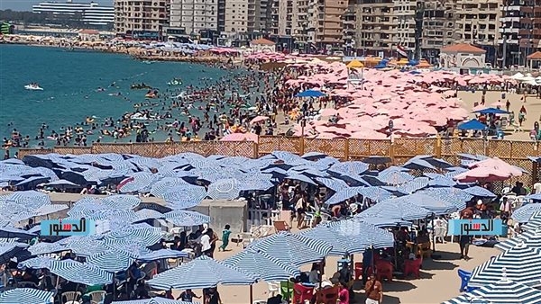 زحام على شواطئ الإسكندرية.. وارتفاع نسب الإشغال لـ80% في ثاني أيام العيد