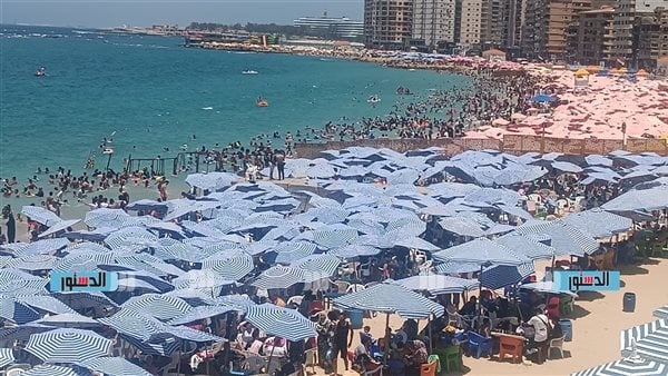 إقبال المواطنين على شواطئ غرب الإسكندرية في ثالث أيام عيد الأضحى
