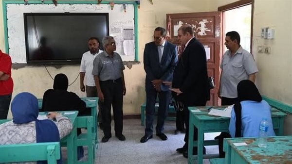 محافظ قنا يتفقد لجان امتحانات الثانوية العامة ويطمئن على انتظامها