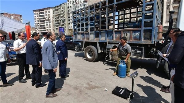 للتأكد من الالتزام بالوزن.. محافظ الدقهلية يستوقف سيارة أنابيب بوتاجاز