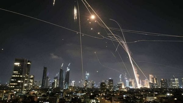 إسرائيل تحترق.. 15 مصابًا إثر سقوط صواريخ إيرانية على حيفا
