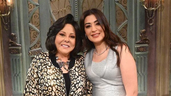 خاتم وإسورة من كسوة الكعبة.. هدية تفاجئ إسعاد يونس على الهواء