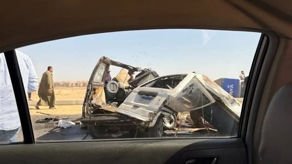تصادم بين ميكروباص وسيارة شركة على طريق الواحات وسقوط مصابين