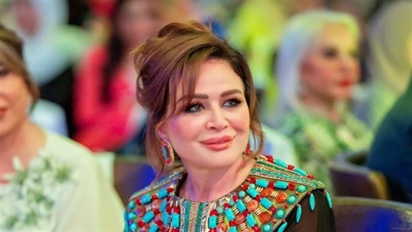 إلهام شاهين وهالة سرحان فى طريقهما إلى القاهرة بعد فتح المجال الجوى