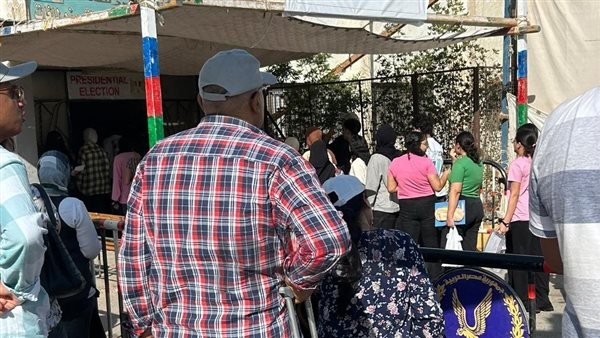 على عكازه.. والد ينتظر أمل ابنته في الثانوية العامة بالغردقة
