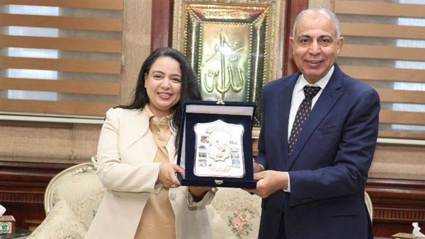 محافظ المنيا يكرم مديرة مستشفى الرمد ويُوجه بصرف حافز إثابة لجميع العاملين