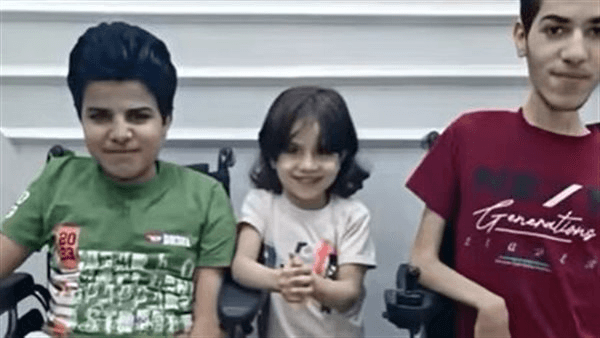 «أطفالي بيموتوا كل يوم».. أب يستغيث لإنقاذ أطفاله الثلاثة من ضمور العضلات (فيديو)