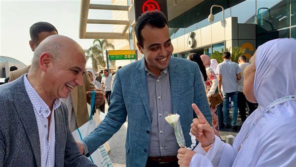 نقابة الصحفيين تستقبل حجاج النقابة بمطار القاهرة عقب عودتهم من الأراضي المقدسة