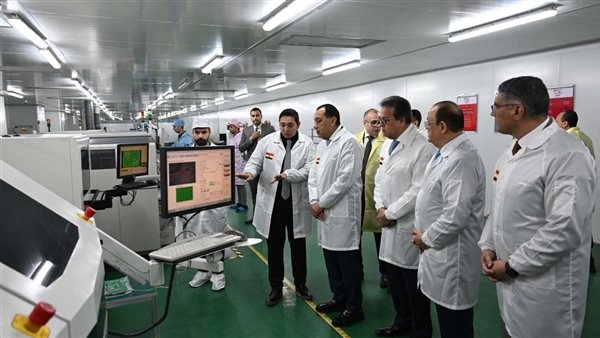 تفاصيل جولة رئيس الوزراء في مشروع تصنيع شاشات التلفزيون والهواتف بـ6 أكتوبر