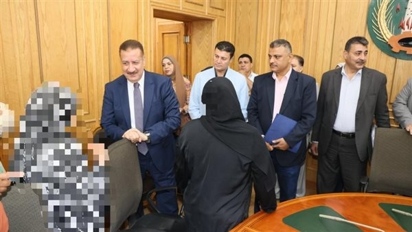 تسليم مساعدات مالية ومواد غذائية لـ 80 حالة من الأسر الأولى بالرعاية بالمنوفية