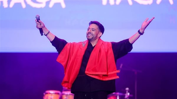 حماقي يسجل رقما قياسيا في "موازين" ويداعب الجمهور بتي شيرت المغرب