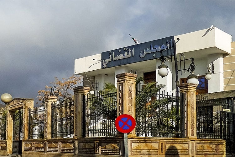 إدانة 4 متّهمين أحرقوا 17 سيارة بعشر سنوات سجنا نافذا بعين فكرون