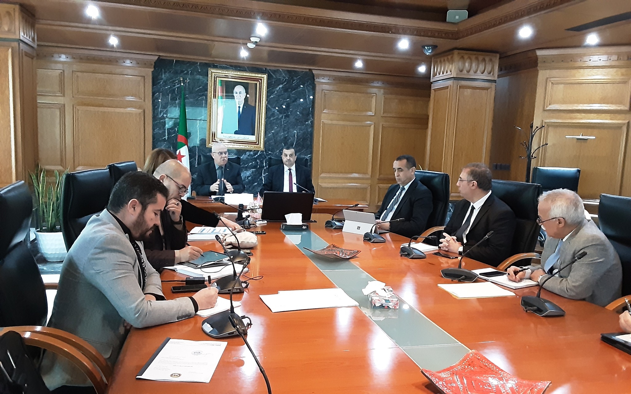عرقاب وشرفة يتابعان عمليات الربط الطاقوي للمشاريع الفلاحية الاستراتيجية جنوب البلاد