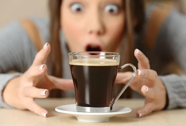 خبيرة تنصح بالتوقف عن شرب القهوة في هذا الوقت من اليوم!