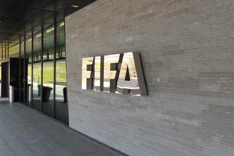دعوى قضائية "بمليار دولار" ضد الفيفا بسبب انتقالات اللاعبين