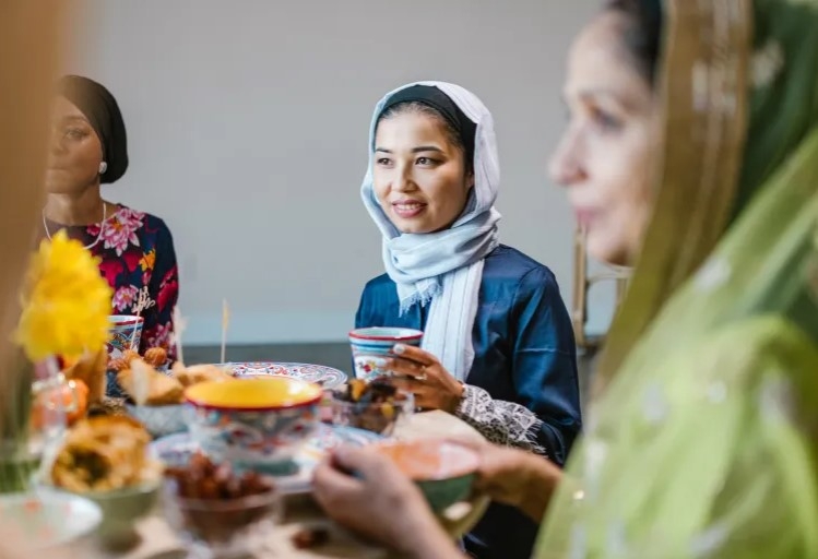 'تمثّل أقصر طريق للإصابة بأمراض مميتة'.. خبراء يحذّرون من عادة سيئة عند الإفطار