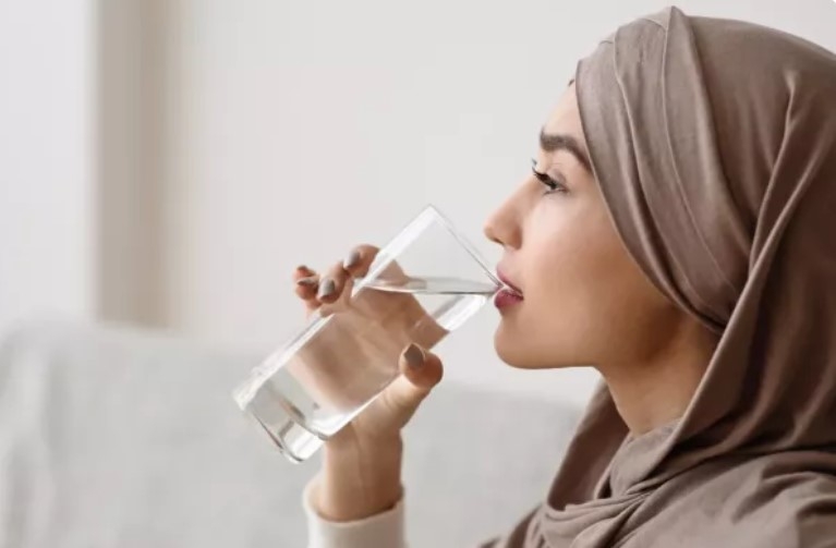 ماذا يحدث عند شرب الماء البارد على معدة فارغة؟