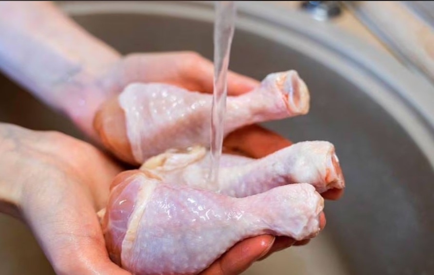 هل يجب غسل الدجاج قبل الطهي؟ .. للخبراء رأي آخر!