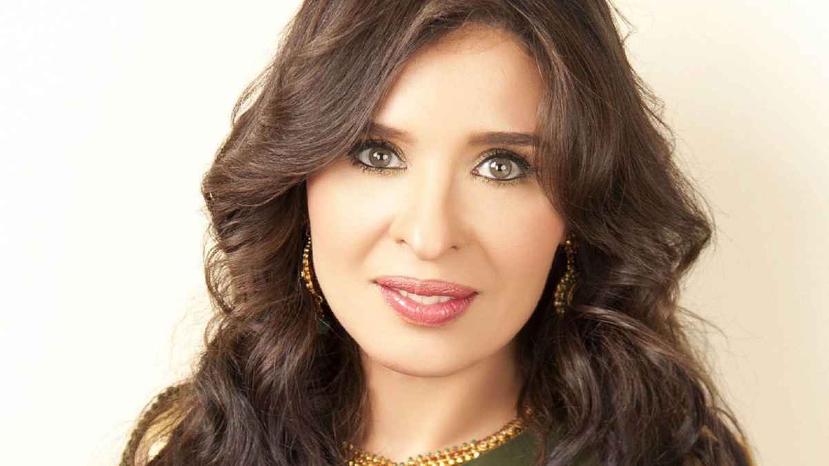 بالفيديو.. راقصة مصرية تثير جدلا واسعا بحديثها عن أحمد الشرع وصيدنايا!