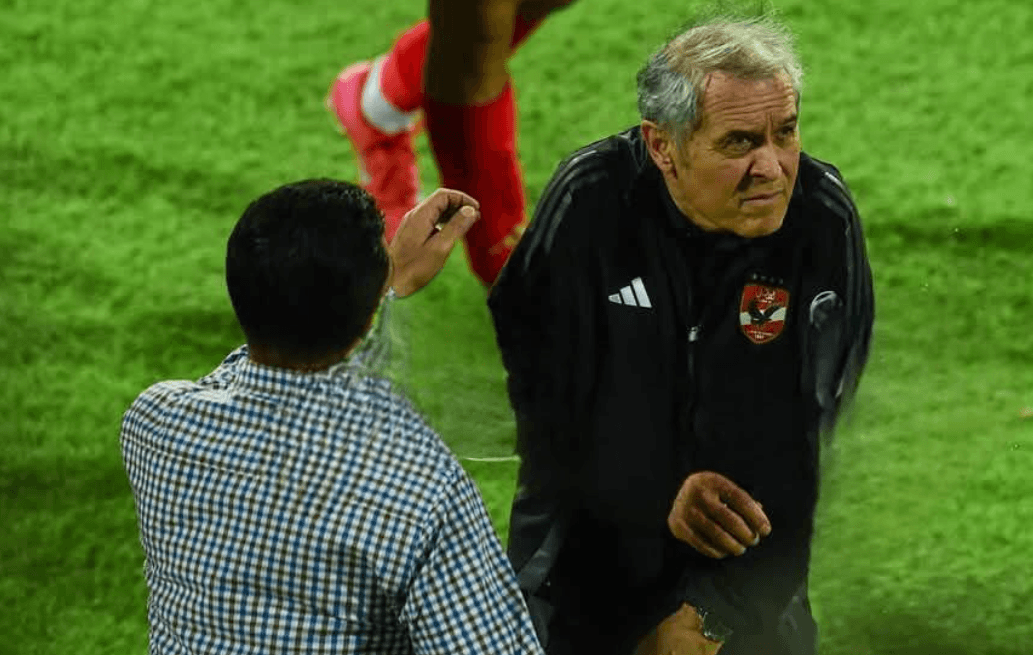بعد الإقصاء.. مدرب الأهلي المصري يركض هربا من غضب الجماهير (فيديو)