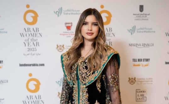 ريم عمّاري تخطف الأنظار بالقفطان الجزائري في 'قمة المرأة العربية 2025' بلندن