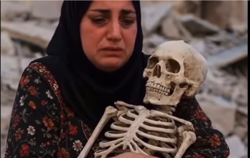 جواب غير متوقع من 'شات جي بي تي' بشأن 'الأم التي تحتضن رفات ابنها'