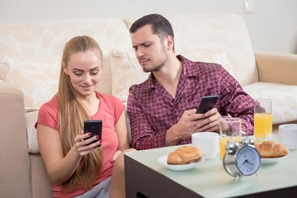 الفومو.. كيف يتسبب المؤثرون والمؤثرات في تعاستنا الزوجية؟