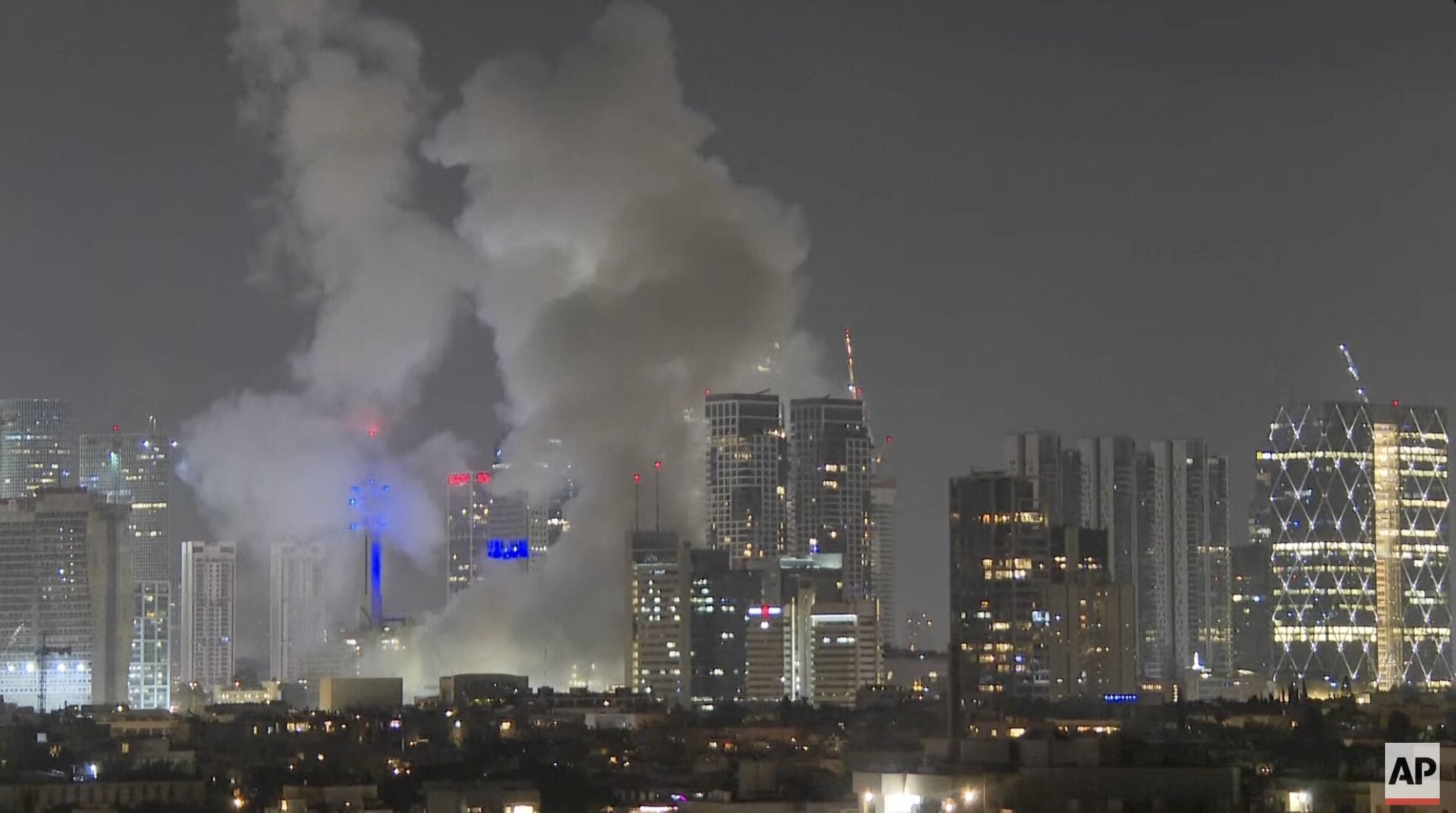 بداية الرد الإيراني بإطلاق مئات الصواريخ على الكيان الصهيوني
