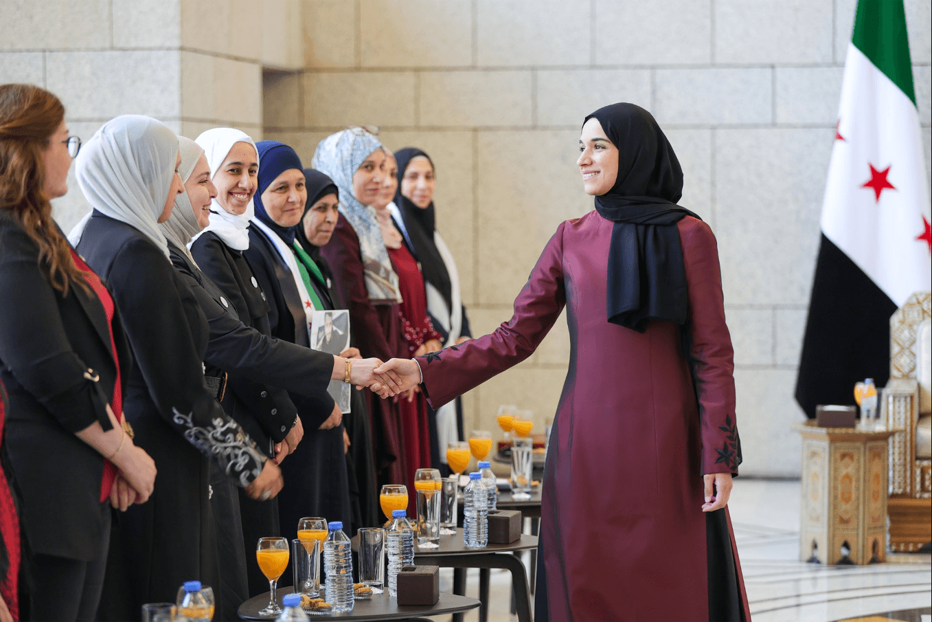 ظهور جديد لزوجة الشرع لطيفة الدروبي يُثير الإعجاب