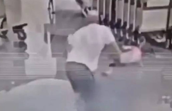 بالفيديو.. صهيوني يرمي طفلا إيرانيا على الأرض