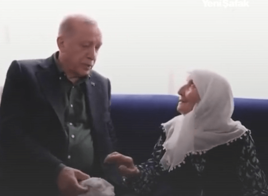 مسنة تركية تقدم آخر مدخراتها لأردوغان.. ما القصة؟