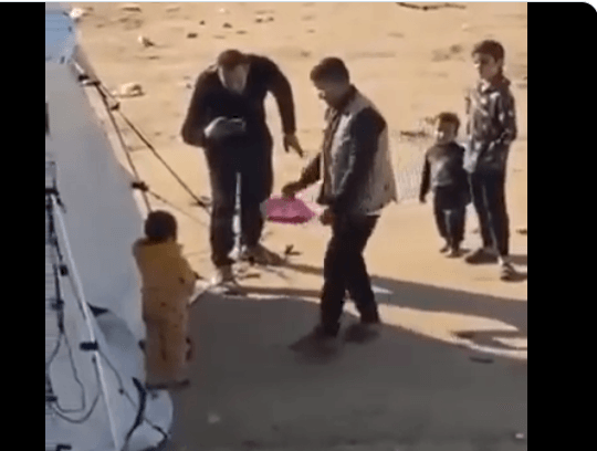 فيديو يثير السخط.. لن تصدق ما فعله موظف إغاثة بطفلة غزاوية!