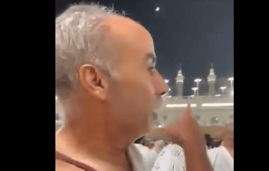 معتمر مصري يخاطب شقيقه من أمام الكعبة.. ما القصة؟