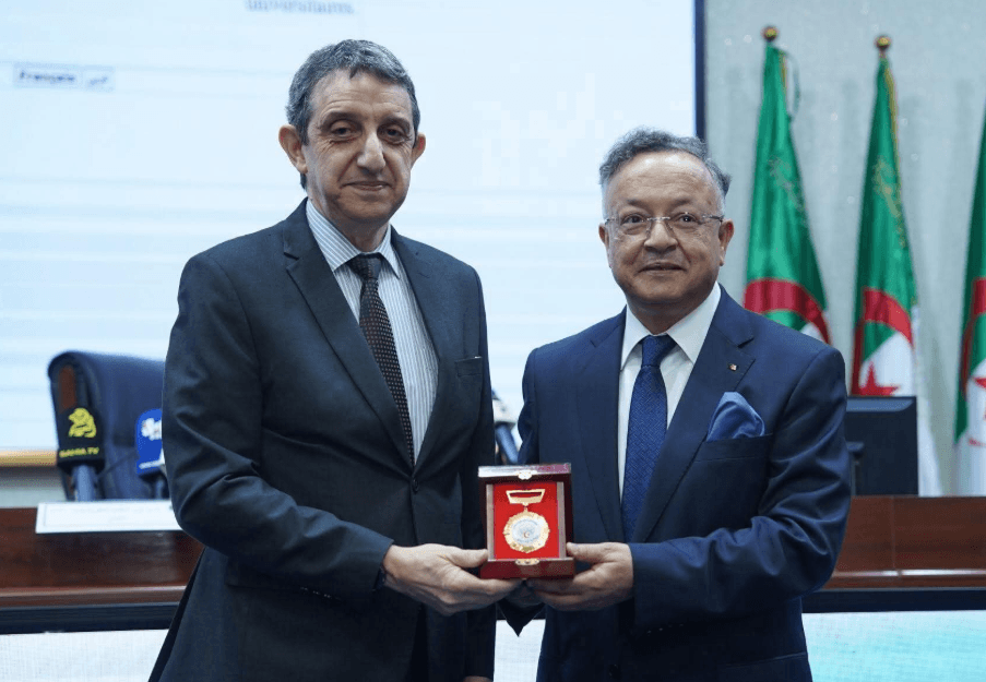 تكريم خاص لمدير المدرسة العليا للإعلام الآلي