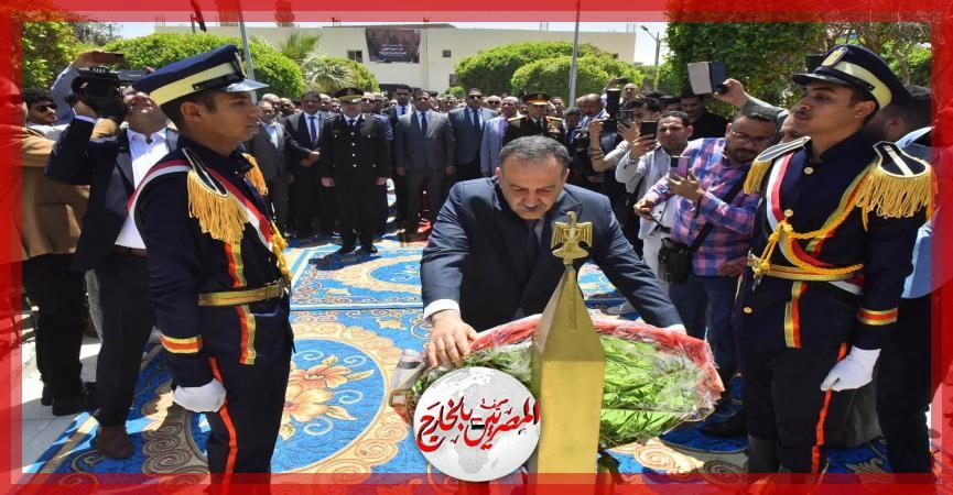 محافظ أسيوط ومدير الأمن يضعان إكليل الزهور على النصب التذكاري لشهداء قرية بني عدي بمنفلوط احتفالاً بالعيد القومي للمحافظة الـ 226