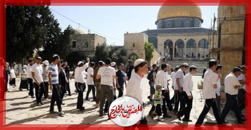 عشرات المستوطنين الإسرائيليين يقتحمون باحات المسجد الأقصى